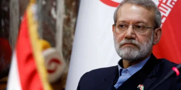 لاريجاني يرد على وزير الدفاع الأمريكي: قادتنا بين الناس وقيادتكم على جزيرة إبستين