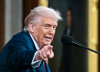 ترامب يحذر إيران: عواقب عسكرية غير مسبوقة إذا تم زرع ألغام في مضيق هرمز