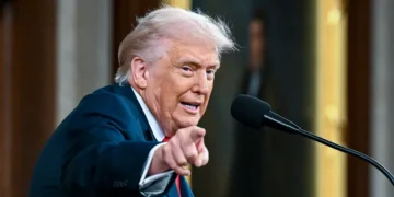 ترامب يحذر إيران: عواقب عسكرية غير مسبوقة إذا تم زرع ألغام في مضيق هرمز