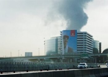مطار دبي يستأنف الرحلات تدريجيًا بعد استهداف خزان وقود بهجوم مسيرة