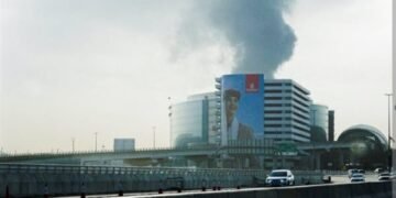 مطار دبي يستأنف الرحلات تدريجيًا بعد استهداف خزان وقود بهجوم مسيرة