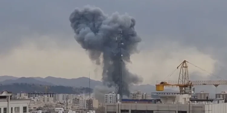 انفجارات تهز شمال طهران.. والجيش الإسرائيلي يعلن استهداف بنى عسكرية داخل إيران