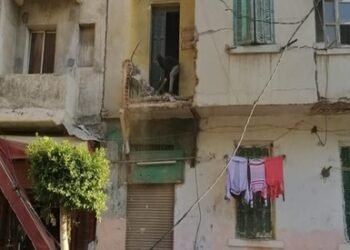 إصابة 3 أشخاص عقب انهيار بلكونة بالغربية