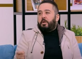 عمرو عبد العزيز يكشف تعرض والدته لجلطة بالقلب ويطلب الدعاء