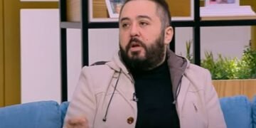 عمرو عبد العزيز يكشف تعرض والدته لجلطة بالقلب ويطلب الدعاء