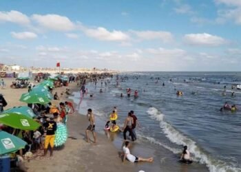 استعدادًا لعيد الفطر.. شواطئ الإسكندرية ترفع درجة الجاهزية لاستقبال الرواد