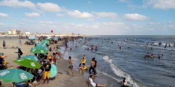 استعدادًا لعيد الفطر.. شواطئ الإسكندرية ترفع درجة الجاهزية لاستقبال الرواد