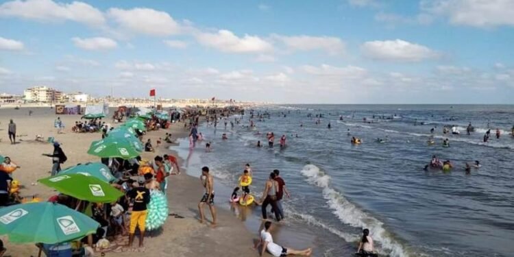 استعدادًا لعيد الفطر.. شواطئ الإسكندرية ترفع درجة الجاهزية لاستقبال الرواد