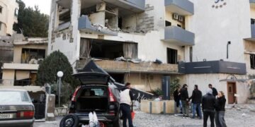 إسرائيل تقصف شرق بيروت.. وتعلن استهداف عنصر بفيلق القدس