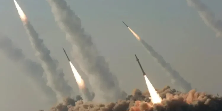 إيران تعلن الموجة 13 من "الوعد الصادق 4" واستهداف قاعدة أمريكية بالكويت