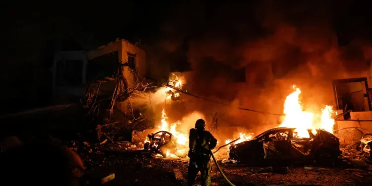 قتلى وجرحى في هجوم صاروخي إيراني على تل أبيب