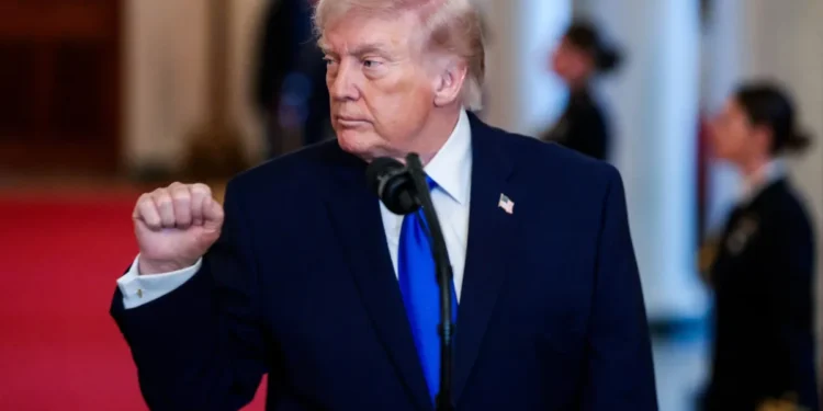 ترامب: البحرية الأمريكية ستبدأ في مرافقة ناقلات النفط عبر مضيق هرمز "إذا لزم الأمر"