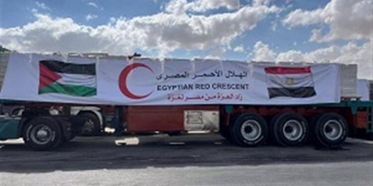 قافلة "زاد العزة" الـ165 تدخل إلى الفلسطينيين في قطاع غزة