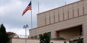 عاجل.. السفارة الأمريكية تحذر رعاياها بعد استهداف مجمعها بصاروخ في بغداد