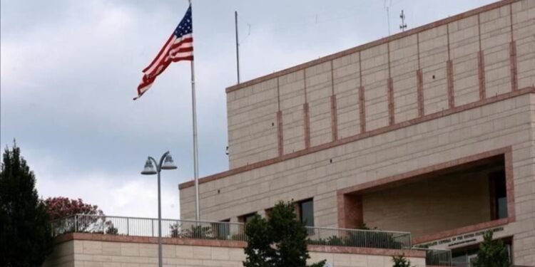 عاجل.. السفارة الأمريكية تحذر رعاياها بعد استهداف مجمعها بصاروخ في بغداد