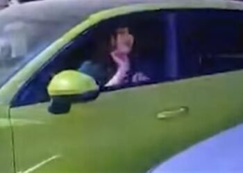 مشادة حادة لزوجة عصام صاصا في الشارع.. والأجهزة الأمنية تتحرك لفحص الفيديو