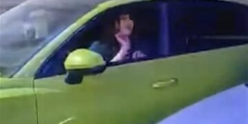 مشادة حادة لزوجة عصام صاصا في الشارع.. والأجهزة الأمنية تتحرك لفحص الفيديو