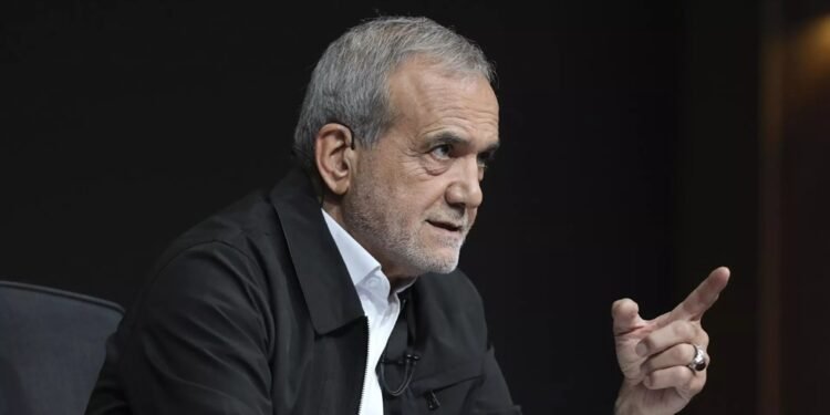 الرئيس الإيراني: تهديدات محو إيران وهمٌ يكشف الضعف