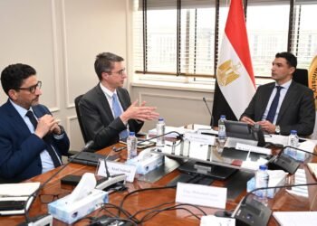 وزير الصناعة يبحث دعم البنك الدولي للتنمية الصناعية والخطط المستقبلية لمصر