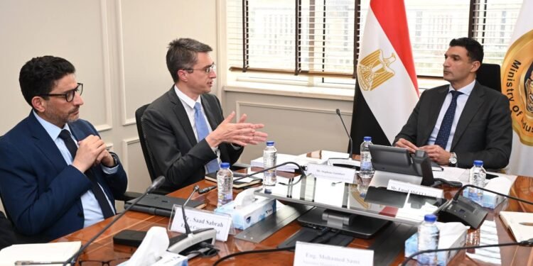 وزير الصناعة يبحث دعم البنك الدولي للتنمية الصناعية والخطط المستقبلية لمصر