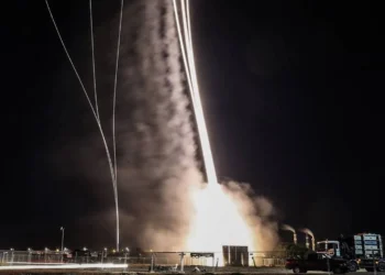 صفارات الإنذار تدوي في تل أبيب وسط تصاعد الهجمات الإيرانية والإسرائيلية