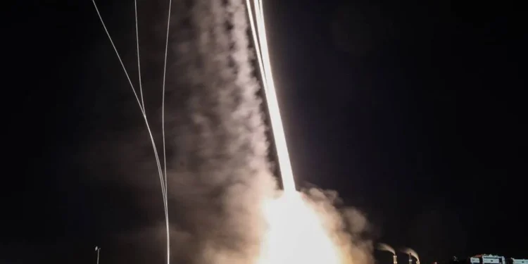 صفارات الإنذار تدوي في تل أبيب وسط تصاعد الهجمات الإيرانية والإسرائيلية