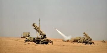 السعودية: إصابة 4 مقيمين إثر سقوط شظايا صاروخ باليستي على موقع سكني في الرياض