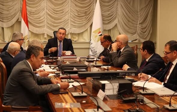 وزير التعليم العالي يرأس اجتماعًا طارئًا لربط برامج الجامعات بسوق العمل