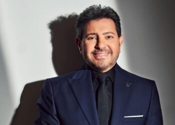 هاني شاكر يصل باريس للعلاج بعد جراحة في القولون