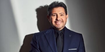 هاني شاكر يصل باريس للعلاج بعد جراحة في القولون