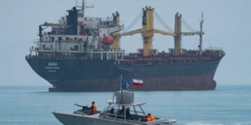 وزير النقل الفرنسي: نحو 50 سفينة فرنسية عالقة بسبب الأزمة الإيرانية