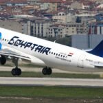 مصر للطيران ترفض الإساءة لزيها الرسمي في عمل سينمائي وتلوّح بإجراءات قانونية