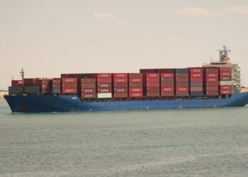 رئيس هيئة قناة السويس: الملاحة تعمل بصورة طبيعية وعبور 56 سفينة اليوم الثلاثاء