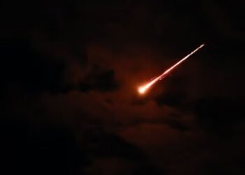 قطر: الدفاعات الجوية تتصدى لهجوم بطائرات مسيّرة استهدف قاعدة العديد