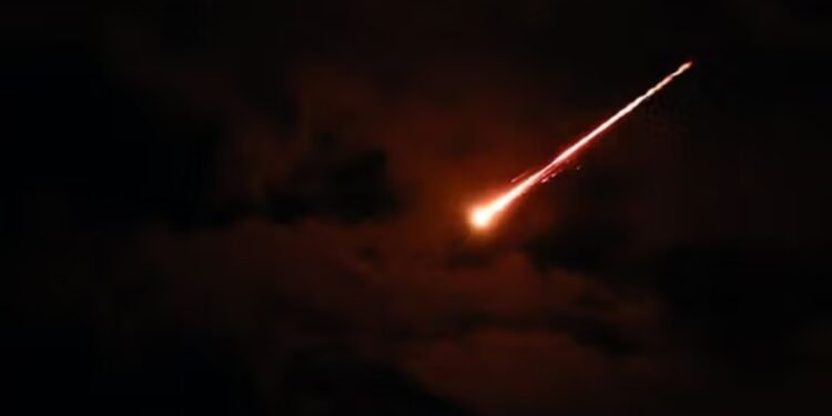 قطر: الدفاعات الجوية تتصدى لهجوم بطائرات مسيّرة استهدف قاعدة العديد