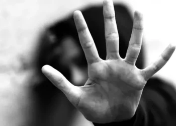 قضت محكمة جنايات المحلة الكبرى بمحافظة الغربية، بمعاقبة محفظ قرآن بالسجن المؤبد، بعد إدانته في واقعة التعدي على طفلة بدائرة مركز المحلة الكبرى. وكانت النيابة العامة قد أحالت المتهم «ع.ع.ا»، المقيم بدائرة مركز المحلة، إلى محكمة الجنايات في القضية رقم 68724 لسنة 2025 جنايات مركز المحلة، والمقيدة برقم 4459 لسنة 2025 كلي شرق طنطا، لاتهامه بالتعدي على طفلة بالقوة. وكشفت تحقيقات النيابة أن المتهم ارتكب الواقعة في 16 أكتوبر 2025، مستغلًا صغر سن المجني عليها، حيث اعتدى عليها داخل نطاق مركز المحلة الكبرى، وذلك وفقًا لما ورد تفصيليًا في أوراق القضية. وأكدت النيابة العامة أن الجريمة مكتملة الأركان، وتمثل انتهاكًا جسيمًا للقانون، إذ يعاقب عليها وفقًا لنصوص قانون العقوبات وقانون الطفل، مشيرة إلى اتخاذ كافة الإجراءات القانونية بحق المتهم حتى صدور الحكم بالسجن المؤبد.