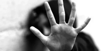 قضت محكمة جنايات المحلة الكبرى بمحافظة الغربية، بمعاقبة محفظ قرآن بالسجن المؤبد، بعد إدانته في واقعة التعدي على طفلة بدائرة مركز المحلة الكبرى. وكانت النيابة العامة قد أحالت المتهم «ع.ع.ا»، المقيم بدائرة مركز المحلة، إلى محكمة الجنايات في القضية رقم 68724 لسنة 2025 جنايات مركز المحلة، والمقيدة برقم 4459 لسنة 2025 كلي شرق طنطا، لاتهامه بالتعدي على طفلة بالقوة. وكشفت تحقيقات النيابة أن المتهم ارتكب الواقعة في 16 أكتوبر 2025، مستغلًا صغر سن المجني عليها، حيث اعتدى عليها داخل نطاق مركز المحلة الكبرى، وذلك وفقًا لما ورد تفصيليًا في أوراق القضية. وأكدت النيابة العامة أن الجريمة مكتملة الأركان، وتمثل انتهاكًا جسيمًا للقانون، إذ يعاقب عليها وفقًا لنصوص قانون العقوبات وقانون الطفل، مشيرة إلى اتخاذ كافة الإجراءات القانونية بحق المتهم حتى صدور الحكم بالسجن المؤبد.