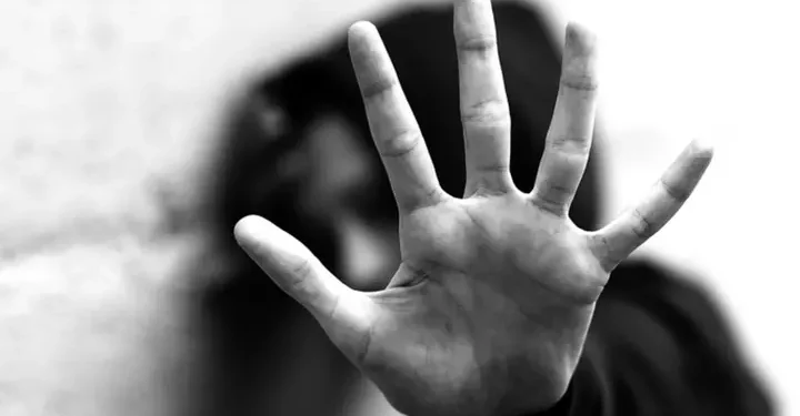 قضت محكمة جنايات المحلة الكبرى بمحافظة الغربية، بمعاقبة محفظ قرآن بالسجن المؤبد، بعد إدانته في واقعة التعدي على طفلة بدائرة مركز المحلة الكبرى. وكانت النيابة العامة قد أحالت المتهم «ع.ع.ا»، المقيم بدائرة مركز المحلة، إلى محكمة الجنايات في القضية رقم 68724 لسنة 2025 جنايات مركز المحلة، والمقيدة برقم 4459 لسنة 2025 كلي شرق طنطا، لاتهامه بالتعدي على طفلة بالقوة. وكشفت تحقيقات النيابة أن المتهم ارتكب الواقعة في 16 أكتوبر 2025، مستغلًا صغر سن المجني عليها، حيث اعتدى عليها داخل نطاق مركز المحلة الكبرى، وذلك وفقًا لما ورد تفصيليًا في أوراق القضية. وأكدت النيابة العامة أن الجريمة مكتملة الأركان، وتمثل انتهاكًا جسيمًا للقانون، إذ يعاقب عليها وفقًا لنصوص قانون العقوبات وقانون الطفل، مشيرة إلى اتخاذ كافة الإجراءات القانونية بحق المتهم حتى صدور الحكم بالسجن المؤبد.