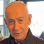 بعد شائعات مقتله.. نتنياهو ينشر فيديو على إكس ويشير إلى أصابعه الـ 5