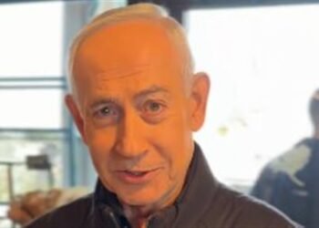 بعد شائعات مقتله.. نتنياهو ينشر فيديو على إكس ويشير إلى أصابعه الـ 5