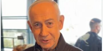 بعد شائعات مقتله.. نتنياهو ينشر فيديو على إكس ويشير إلى أصابعه الـ 5