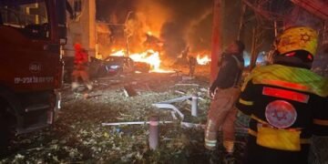 وسائل إعلام عبرية: قصف 8 مواقع في تل أبيب عقب سقوط صاروخ عنقودي إيراني