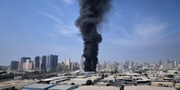 إصابة مصري وأردني في أبوظبي إثر سقوط شظايا بعد اعتراض دفاع جوي ناجح