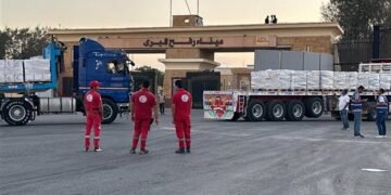 الهلال الأحمر المصري يدفع بـ 86 ألف سلة غذائية ومساعدات شتوية إلى قطاع غزة