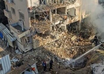 انفجار صاروخ إيراني في وسط تل أبيب يوقع أضرارًا جسيمة بالمباني ويصيب 4 أشخاص