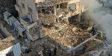 انفجار صاروخ إيراني في وسط تل أبيب يوقع أضرارًا جسيمة بالمباني ويصيب 4 أشخاص