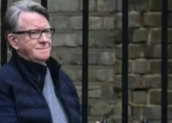 وثائق “إبستين” تزلزل داونينج ستريت.. تورط السفير مانديلسون يضع ستارمر في مأزق سياسي