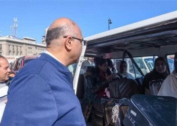 جولة مفاجئة لمحافظ الإسكندرية بموقف سيرفيس محطة مصر لمتابعة الالتزام بالتعريفة الجديدة