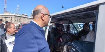 جولة مفاجئة لمحافظ الإسكندرية بموقف سيرفيس محطة مصر لمتابعة الالتزام بالتعريفة الجديدة