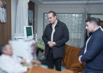 رئيس الرعاية الصحية يراجع توافر الأدوية وكفاءة التشغيل داخل المنشآت